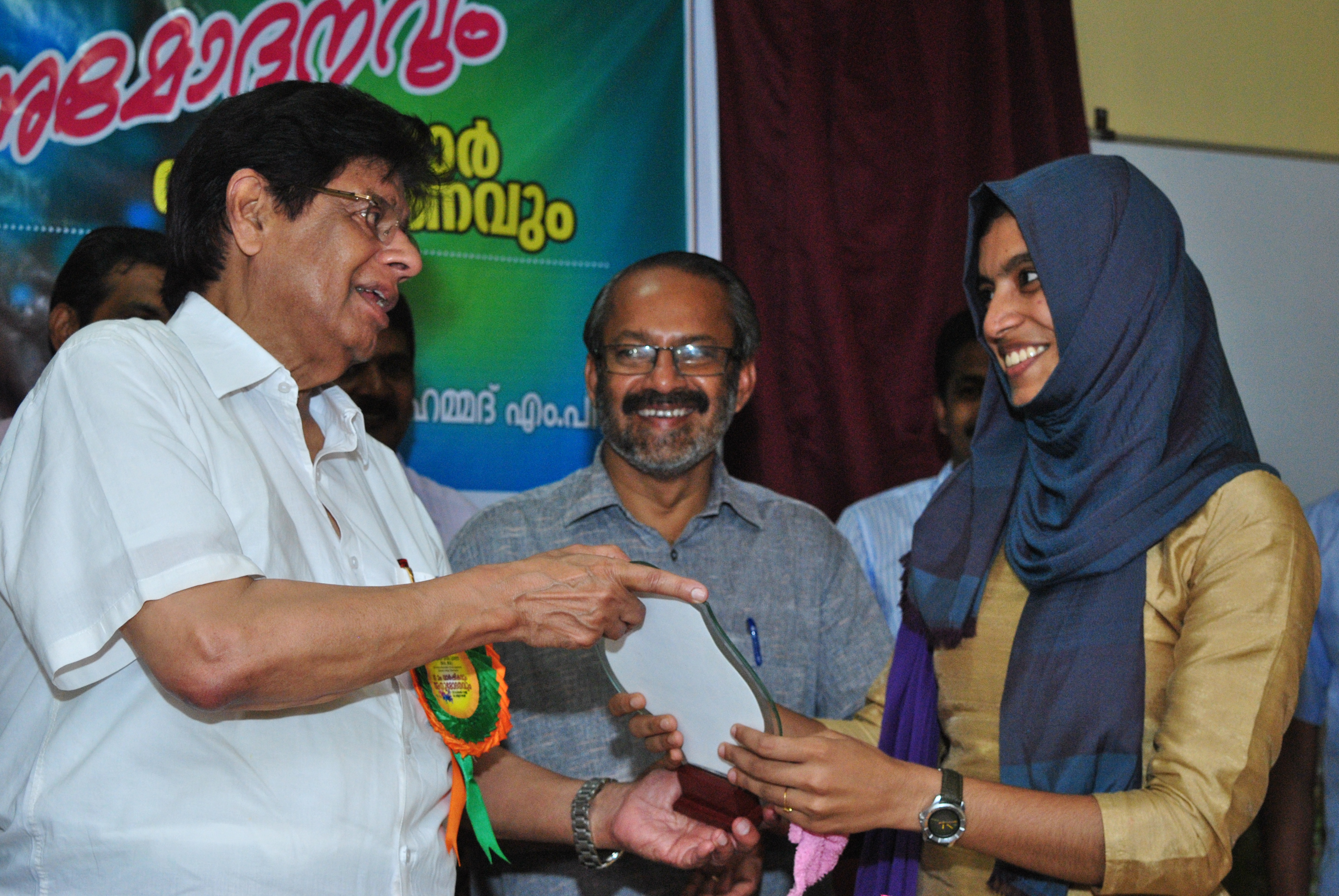 Sri.E.Ahmed the Honourable Member of Parliament,distributing prizes to excellent students of Urdu department 